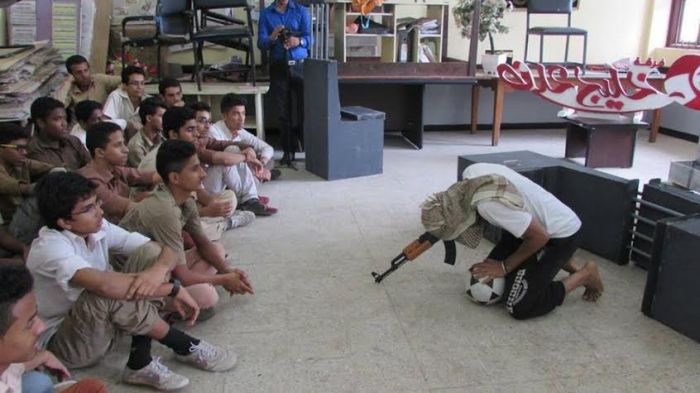 عروض مسرحية تفاعلية لفرقة(خليج عدن) في مدارس الثانوية