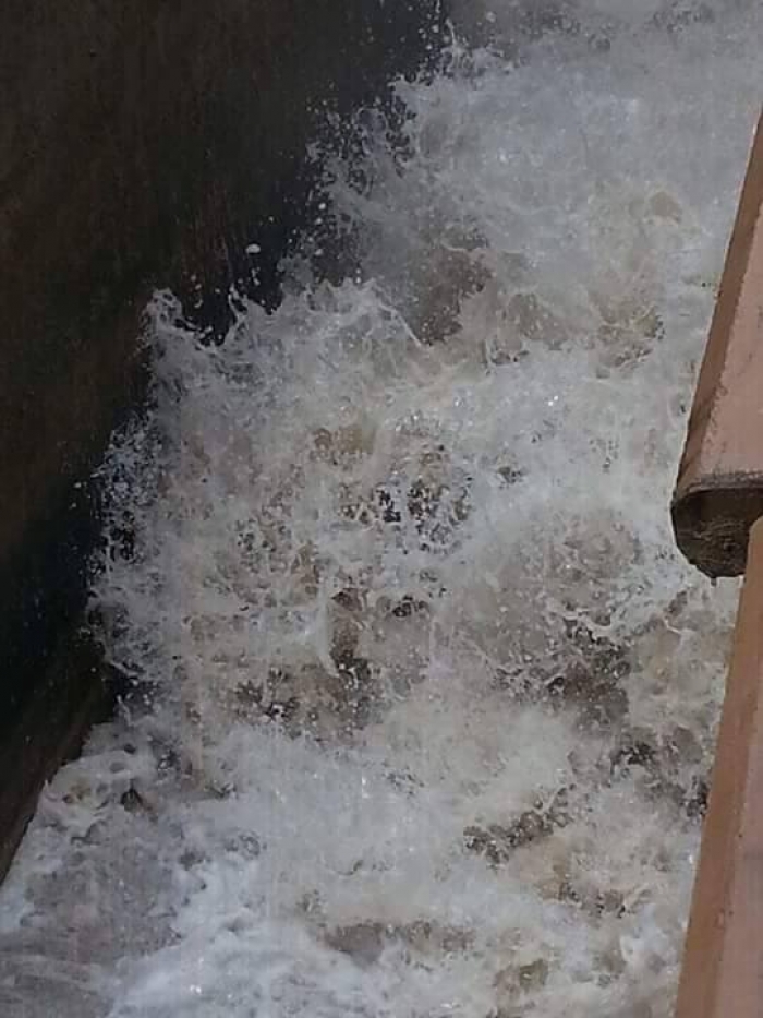 بالصورة .. مهندسون ينجحون في فتح قناة سد مأرب