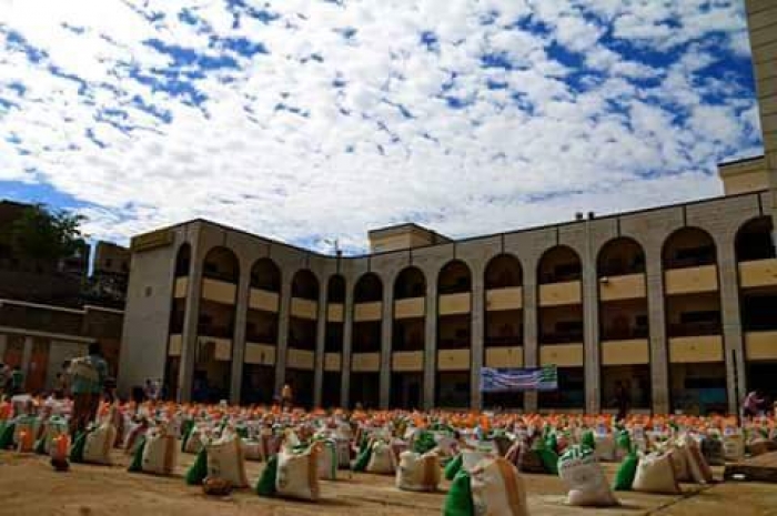 توزيع مساعدات إغاثية مقدمة من مؤسسة صلة للمتضررين في تعز ( صور )
