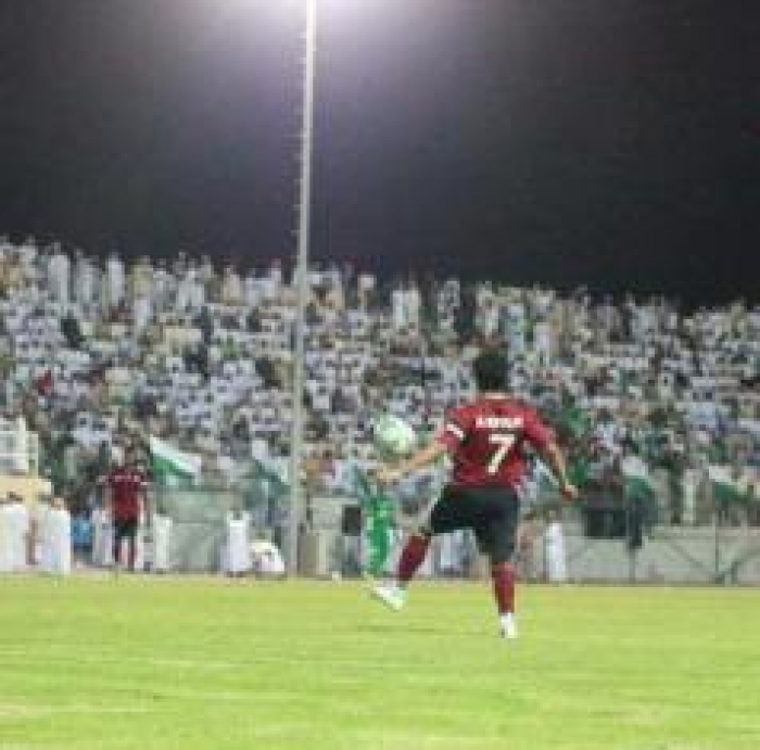 شاهد بالصور : نجم منتخب اليمن يقود فريقه العماني للفوز بالدوري المحلي