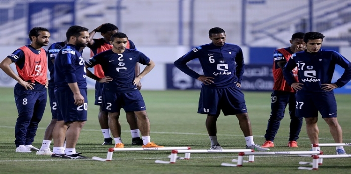ماذا فعل الأمير نواف بن سعد في غرف خلع ملابس الهلال السعودي؟