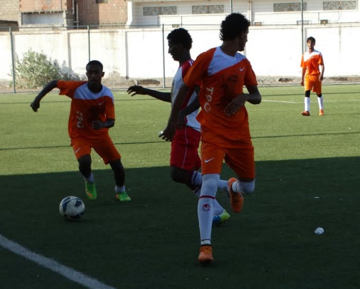 بالصور : جماهير شمسان تحتفل بفريقها الكروي  وتفزهم في موكب فرائحي كبير عقب فوزهم على التلال الجريح