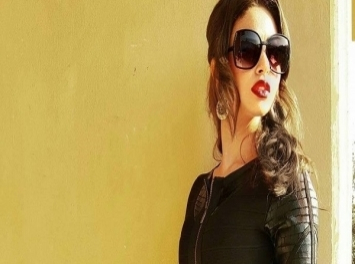 فتاة يمنية تنافس ملكات جمال العرب في خمسين قناة عربية " صورة "