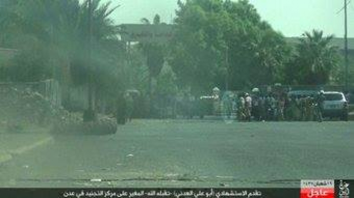 شاهد صورة الداعشي قبل ثواني من تفجير نفسه وسط المجندين وماهي الحيلة التي استخدمها