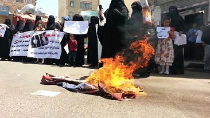 نساء يحرقن "ستائرهن" اليوم في صنعاء .. تعرف على السبب ! (صورة)