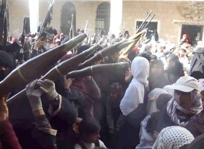 شاهد الصوره: أعداد من النساء الحوثيات يرفعن سلاح الكلاشينكوف وقذائف الآربي جي!