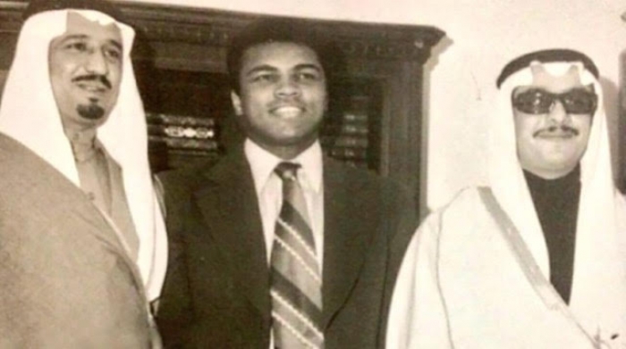 شاهد صورة نادرة تجمع الملك سلمان مع الملاكم العالمي محمد علي كلاي الذي وافاه الأجل مساء الجمعة