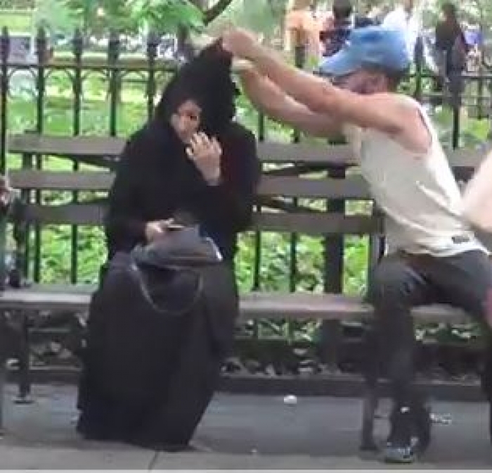 شاهد شاب يمني يخلع حجاب فتاة .. فتفاجئ بهذا الرد من الناس (الفيديو)