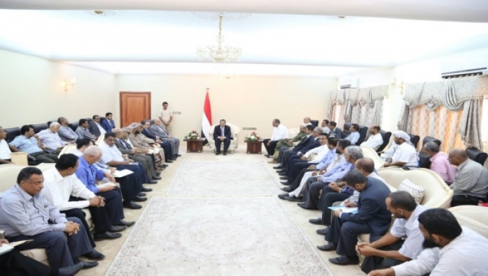رئيس الحكومة يلتقي بتنفيذي عدن ويؤكد : بدأنا بمعالجة احتياجات الكهرباء والمشتقات النفطية