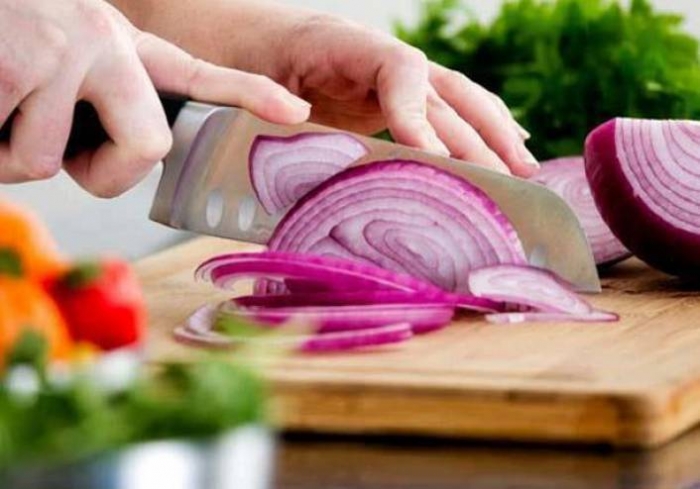 ما هو سبب الدموع التي تذرف أثناء تقطيع البصل ؟