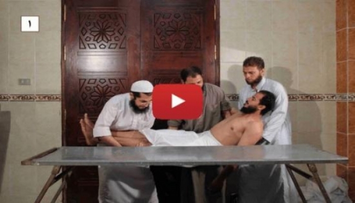 شاهد بالفيديو : لماذا يوضع القطن للميت؟ معلومة تقشعر لها الأبدان !