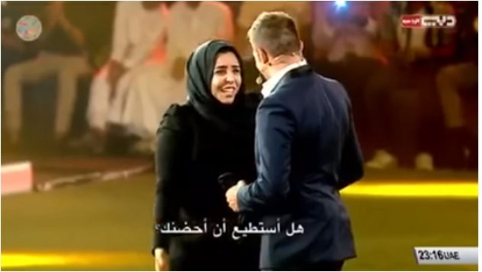 شاهد بالفيديو فتاة إماراتية حسناء تحتضن لاعباً إيطاليا على الهواء وعلى قناةدبي وسط تصفيق الحاضرين