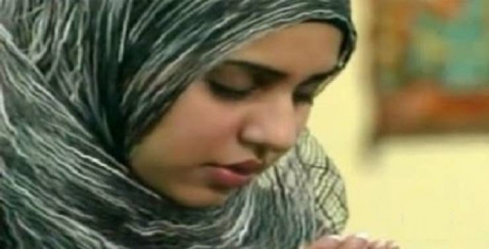 دخلت عليها أمها في منتصف الليل فصُدمت بما وجدته أمامها (شاهد الفيديو)