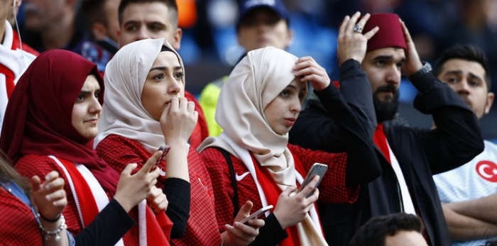 مقلب "خبيث" من الزوجة يثير جنون مشجع تركي (فيديو)