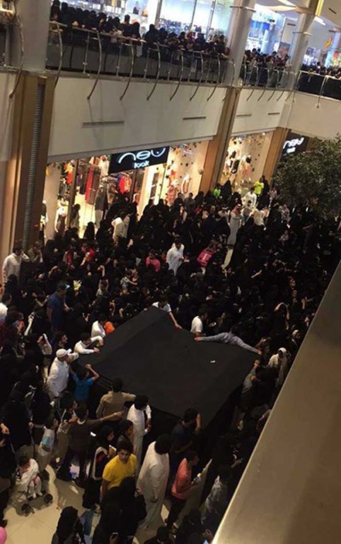 بالفيديو والصور.. فوضى وتدافع حول فتاة من مشاهير "سناب شات " بالسعودية تنتهي بنوبة بكاء