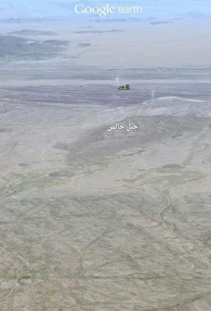 شاهد " صورة " توضح المسافة الفاصلة بين "جبل الجالس" الذي سيطر عليه الحوثيون وقاعدة العند والخطر الكبير المهدد لها