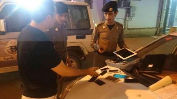 شاهد بالصور .. "مقيم يمني" في السعودية يحوّل سيارته إلى محل للهروب من قرار توطين الإتصالات.. والأمن يلقي القبض عليه