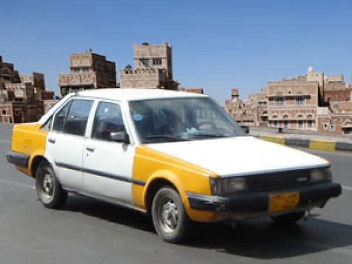 مصدر يكشف الطريقة السرية لـ"صالح" في توزيع رواتب "أتباعه"