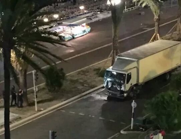 مقتل وإصابة أكثر من 160 شخصا بعملية دهس نفذها سائق شاحنة على محتفلين جنوب فرنسا (صور  فيديو)