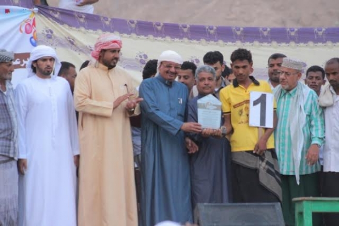 شاهد بالصور : الجمل السلطان يحرز المركز الأول  في سباق الهجن الاول بتريم حضرموت