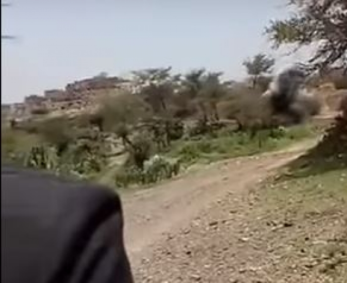 "فيديو مرعب" يشعل مواقع التواصل..  لحظة مقتل قيادي حوثي معروف و5 من مرافقيه في كمين محكم للمقاومة (شاهد)