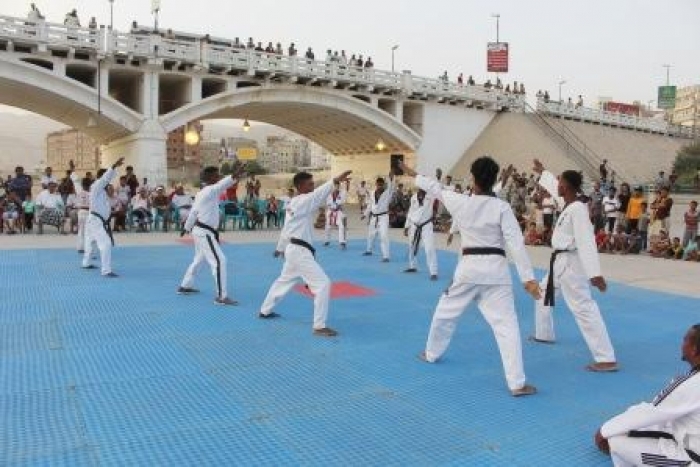 على ساحة خورالمكلا واحتفاءًا بموسم البلدة  حفل إستعراضي جميل ومميز لفنون رياضة التايكوندو