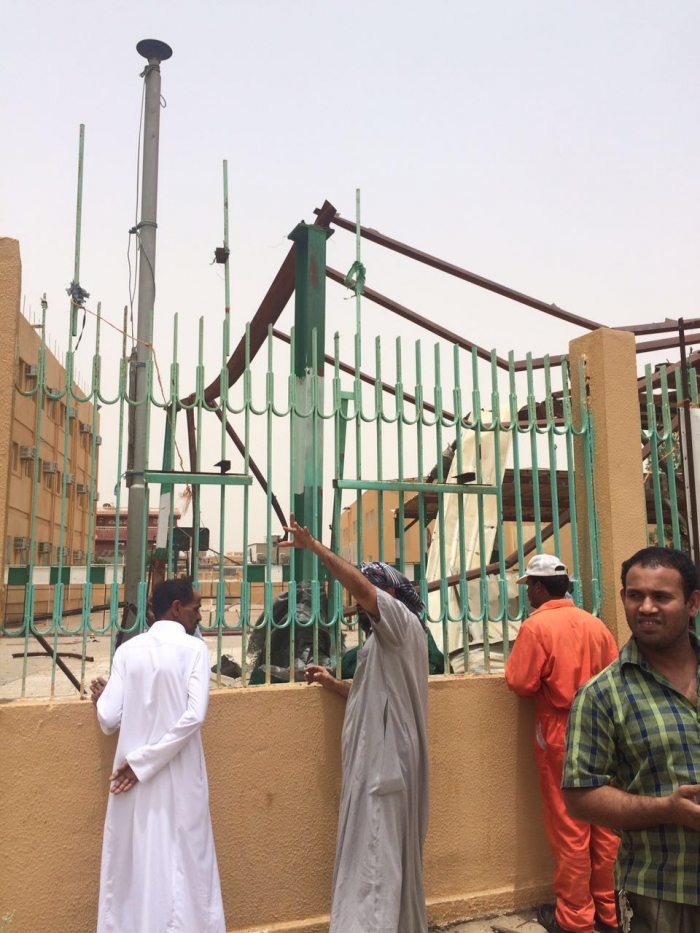 اصابة طفل يمني بمقذوفة للحوثيين سقطت على مدرسة جنوب السعودية "صور"