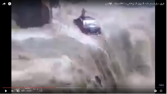السيول تجرف سيارة وسائقها في المحويت شمال اليمن .. (فيديو)