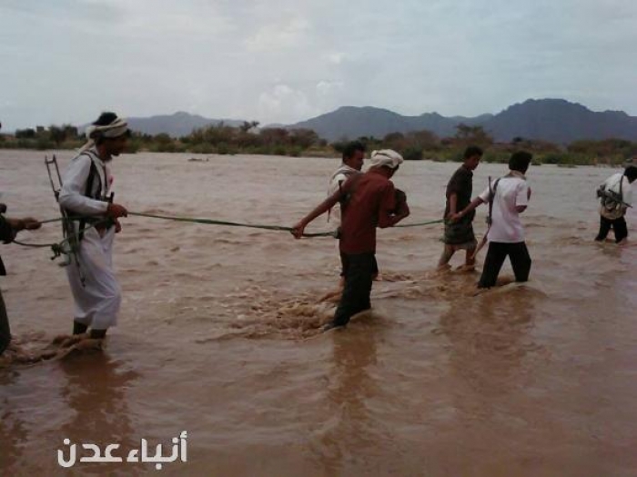 ( بالصورة ) هكذا يذهب ابناء شبوة لامتحاناتهم : نائب وزير التربية لملس يتفقد العملية الامتحانية بمديرية دار سعد