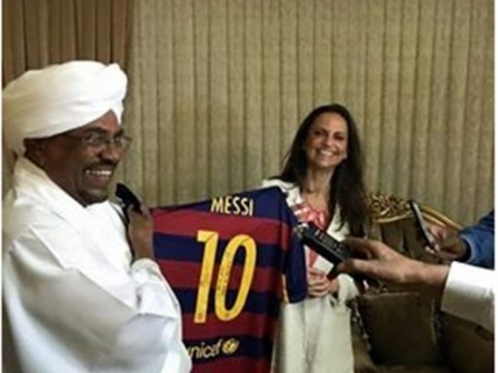 فتاة بريطانية تنصب على رئيس عربي بقميص ميسي (صور)