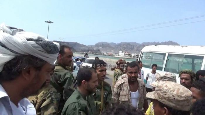 بالصــور : مدير أمن عدن ينهي وديا احتجاجا لجنود قطعوا الطريق البحري