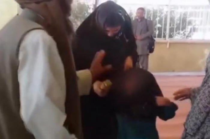 بالفيديو: تزويج طفلة 6 سنوات لمسنّ عمره 55 عاماً مُقابل “معزة وأرز وشاي"