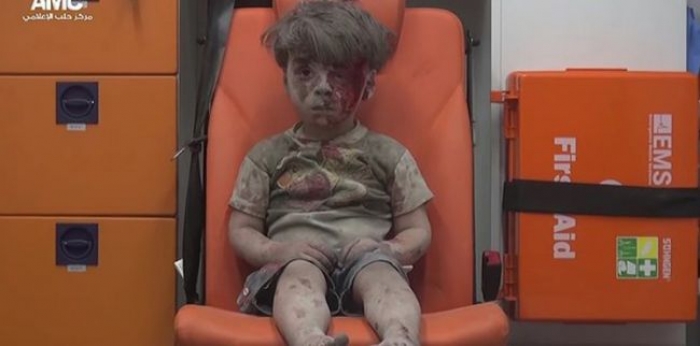 صورة مؤثرة لطفل في حلب تجتاح الإنترنت