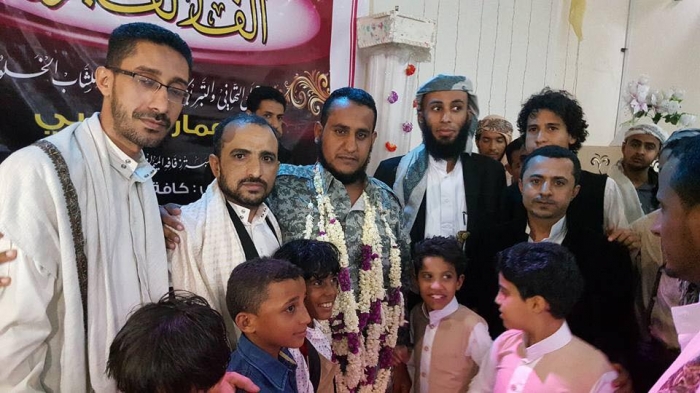 بالصورة : يحدث الآن في تعز .. موقف يفوق الخيال يسطره عريس والمدعوين في دهشة تامة