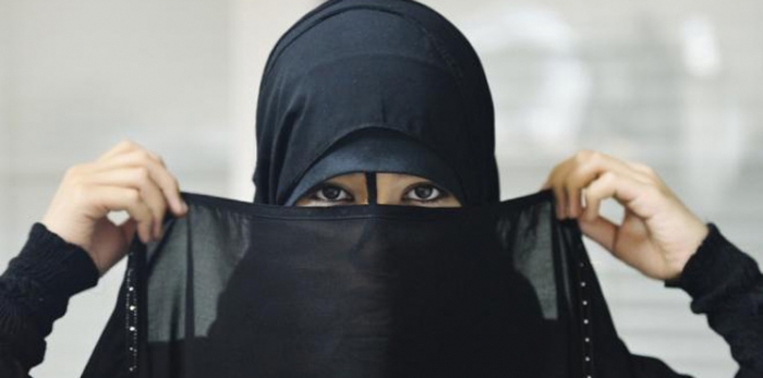 فتاة سعودية بوضع “مريب” تستنفر الأمن