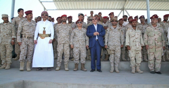 نائب الرئيس يزور مخيم النازحين ويتفقد الجاهزية القتالية للواءين 23 ميكا و117 مشاه بإقليم حضرموت