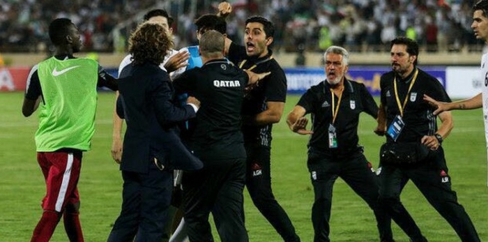 مدرب إيران يسبب أزمة بإشارة غير أخلاقية خلال مباراة قطر (فيديو)
