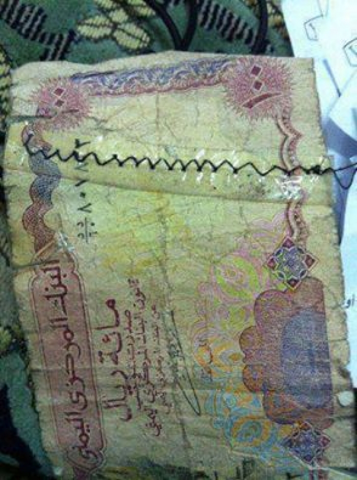 شاهد بالصورة.. باليمن فقط خياط العملة اليمنية مهنة جديدة