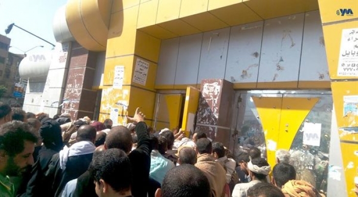 شاهد بالصور .. ازدحام غير مسبوق أمام مكتب بريد التحرير بسبب أزمة السيولة