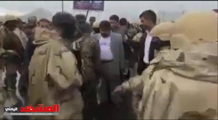 شاهد بالفيديو ... حراسة عفاش تتعمد تفتيش محمد علي الحوثي قبل لقاءة بـ "صالح " ؟