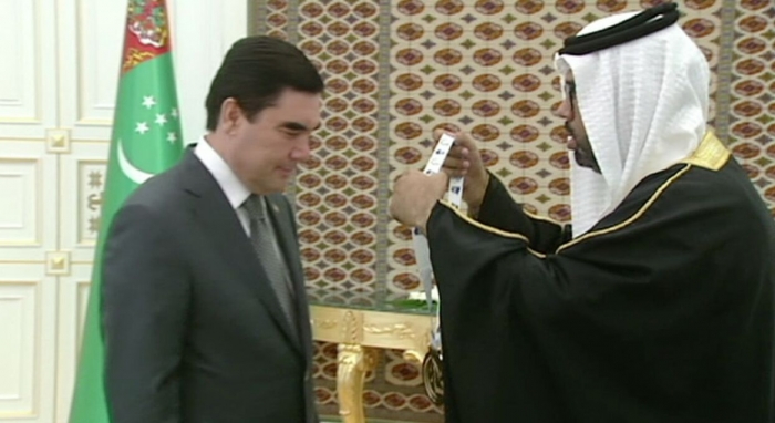 محمدوف يوجه بدعم كامل غير محدود للاعلام الاسيوي: رئيس الاتحاد الاسيوي للصحافة الرياضية يقلد رئيس تركمانستان وسام "اسبو"
