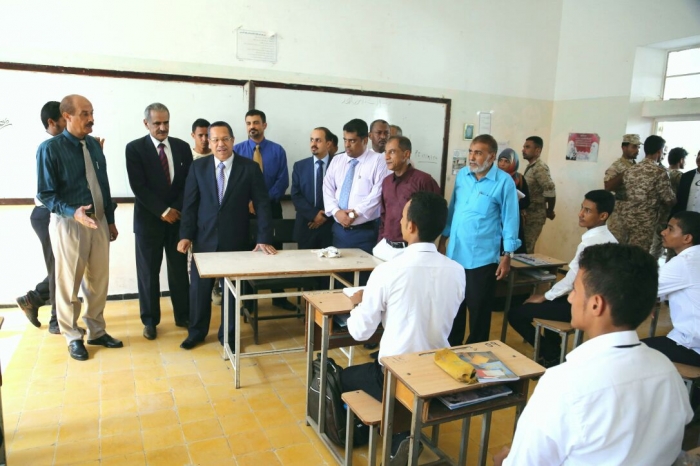 بالصور : رئيس الحكومة يدشن العام الدراسي في عدن
