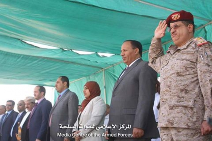 نائب رئيس الوزراء ورئيس هيئة الأركان يشهدان عرضا غسكريا لقوات الجيش الوطني في مأرب
