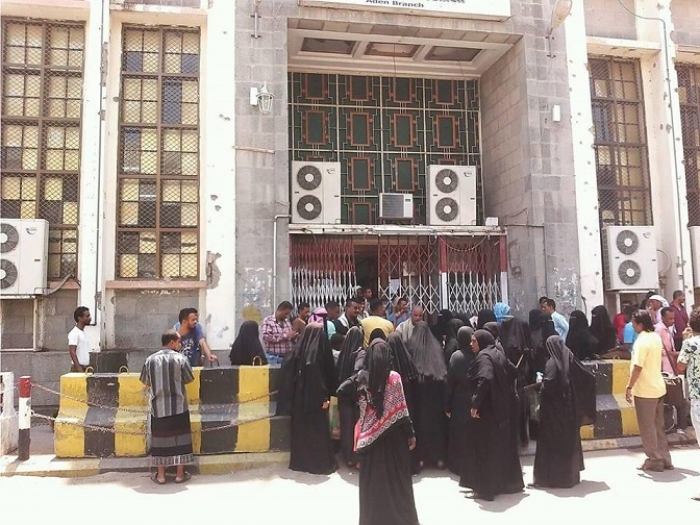مشهد ضبابي وبنوك خالية من السيولة النقدية