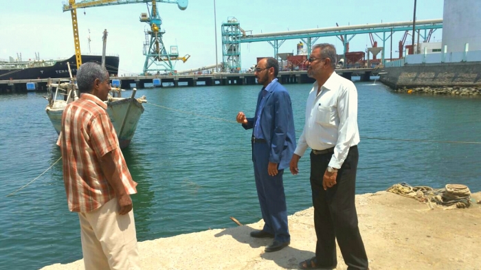 وزير الثروة السمكية يتفقد مركز انزال وحراج الدوكيار في ميناء المعلا بعدن