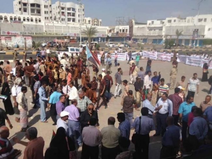 صورة : بحضور المحافظ وقفة احتجاجية بعدن للتنديد بقصف الحوثيين للسفينة الاماراتية