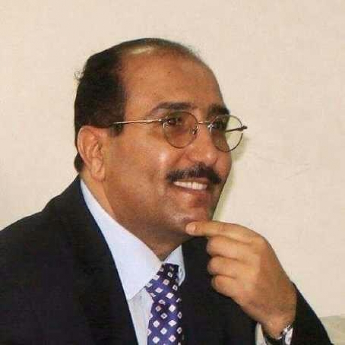 أول تعليق لوزير الثقافة الأسبق بعد تعرضه للإصابة في القصف الذي استهدف الصالة الكبرى بصنعاء