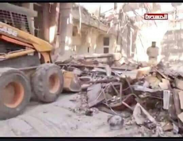 لطمس معالم الجريمة .. الإنقلابيون بـ أوامر عليا يبدؤون جرف آثار وبقايا انفجارات الصالة الكبرى #صورة