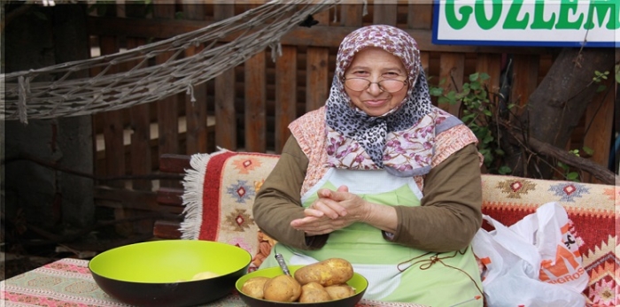 انظر بالفيديو.. عجوز تركية تنافس “ميسي” بمهاراتها