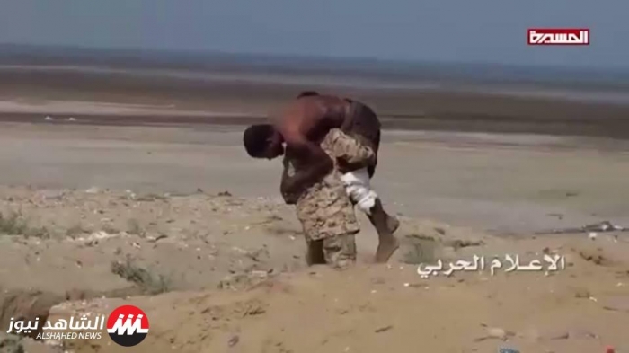 شاهد بالصور .. الحوثيون يقتلون جندياً أسيراً بعد تصويرهم له وهم يسعفونه